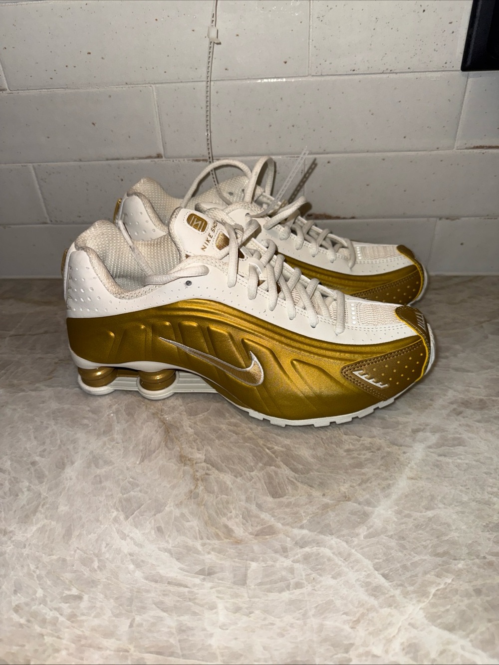 Nike Woman's  Shox R4 Size 7.5 NWOB metallic, gold and soft pearl